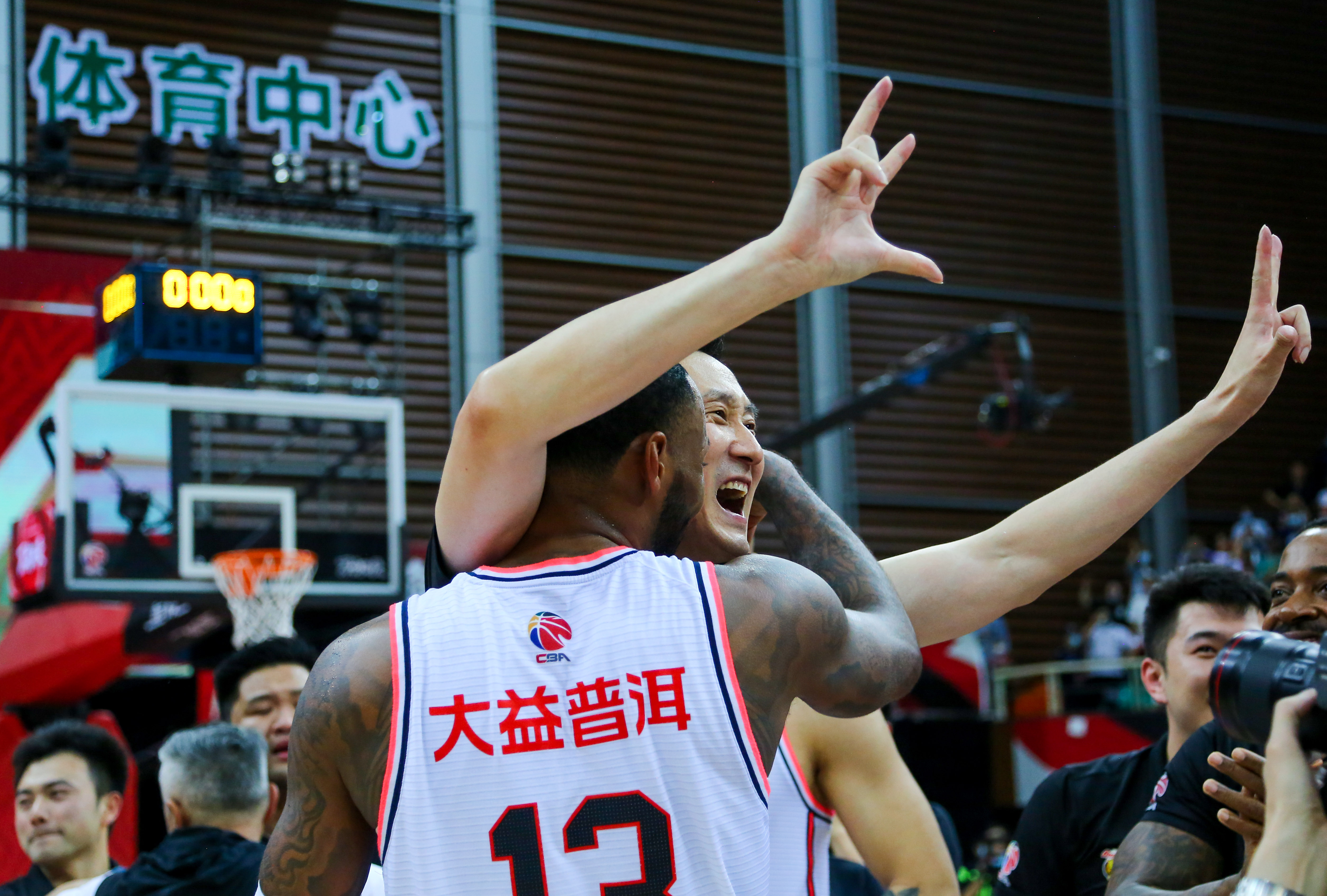 拜仁慕尼黑关键时刻回应争议；志在CBA常规赛名次提升；信心回归；年轻球员得到机会的简单介绍-爱游戏APP