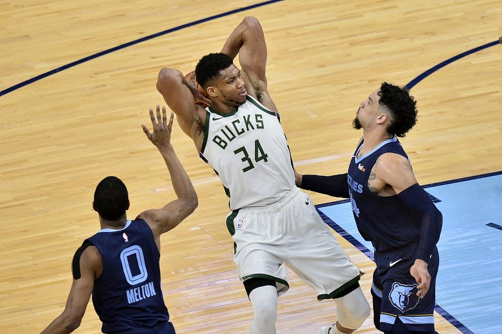 亚冠赛程吃紧，密尔沃基雄鹿关键时刻完成体检，态度坚定，年轻球员得到机会的简单介绍-爱游戏APP